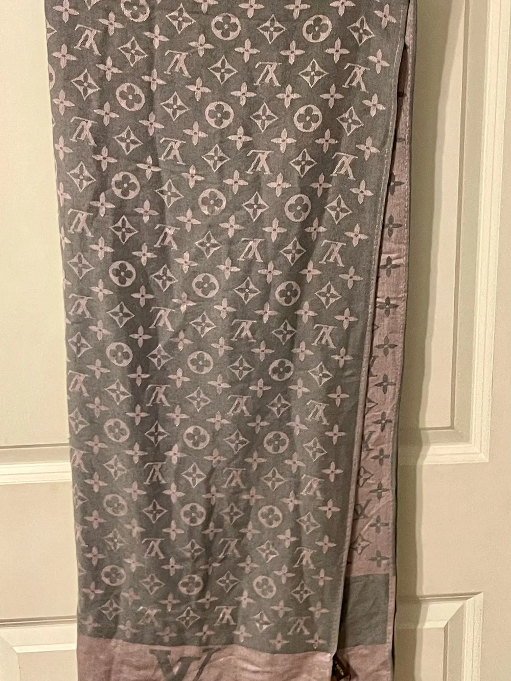 Louis Vuitton Monogram Reykjavik Reversible Shawl Scarf Pink & Grey LV Paris